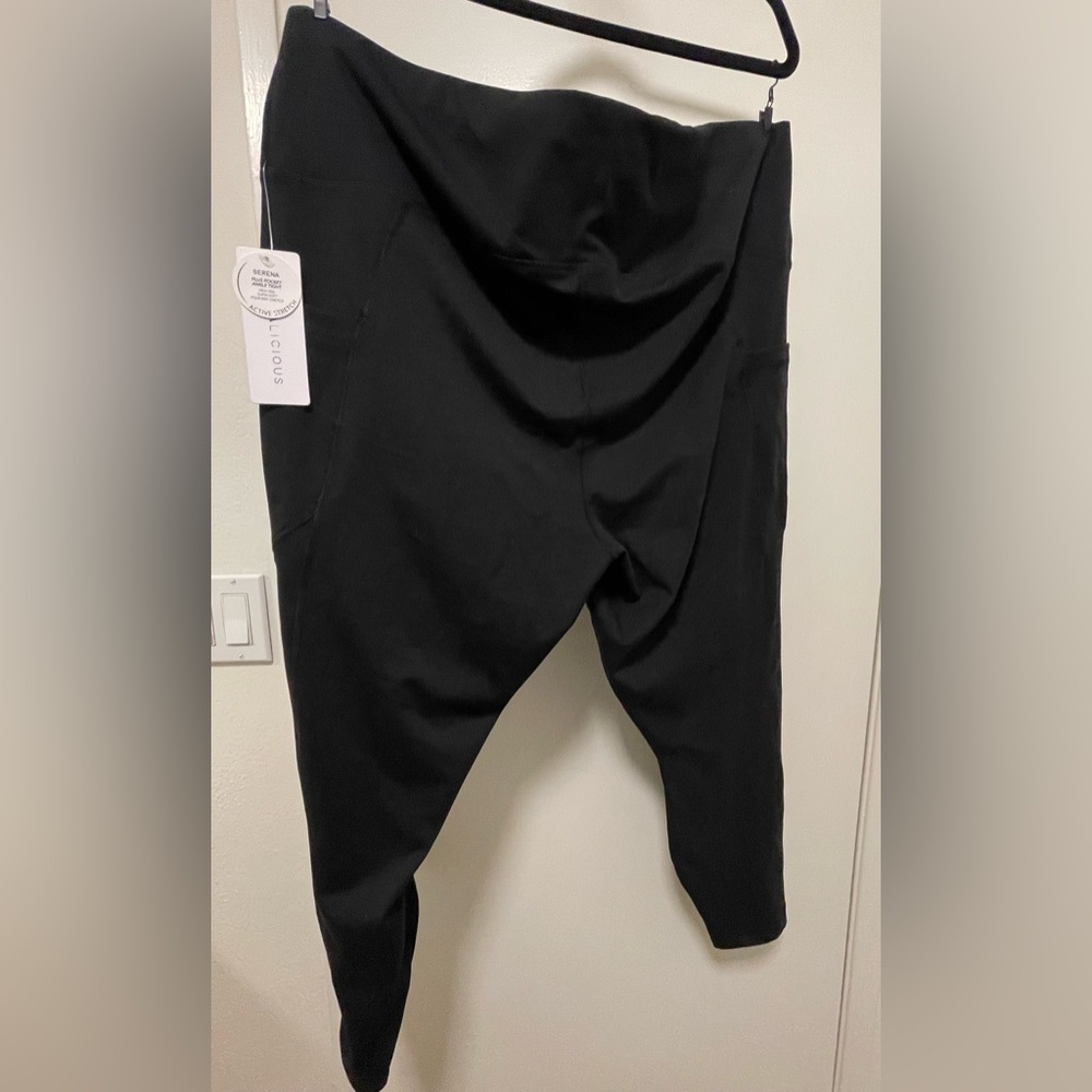 Woman’s Yogalicious Serena active stretch ankle tight Black Leggings - Picture 4 of 7